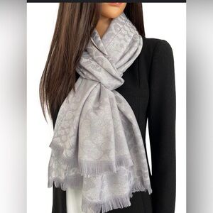 Vince Camuto Light Gray Textured Scarf
